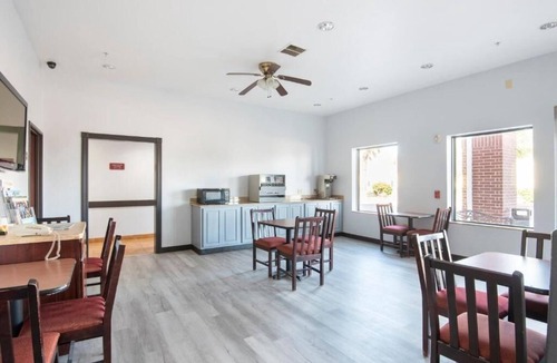 Clute Hotel | 2 Comfortable Rooms for Families w/Nearby Dining & Attractions