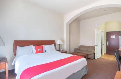 Clute Hotel | 2 Comfortable Rooms for Families w/Nearby Dining & Attractions