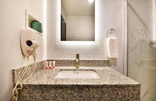Shreveport Apartment | 2 Full Bed Smoking Walkin