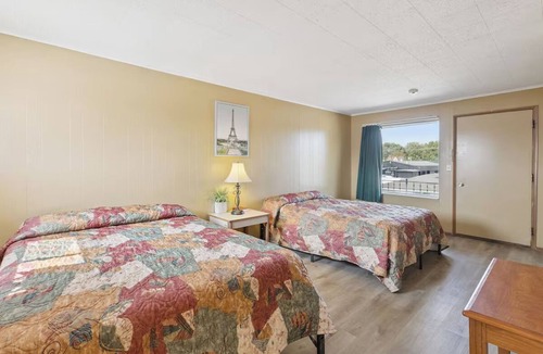 Shields Hotel | 2 Group-Friendly Stays w/Comfortable Beds Near Local Zoo, w/Free Parking
