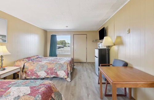 Shields Hotel | 2 Group-Friendly Stays w/Comfortable Beds Near Local Zoo, w/Free Parking