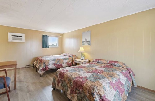 Shields Hotel | 2 Group-Friendly Stays w/Comfortable Beds Near Local Zoo, w/Free Parking