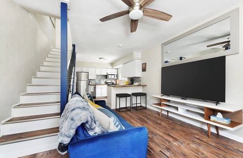 Bloomfield House | 2 King Beds~Parking~Central~10 min to DT
