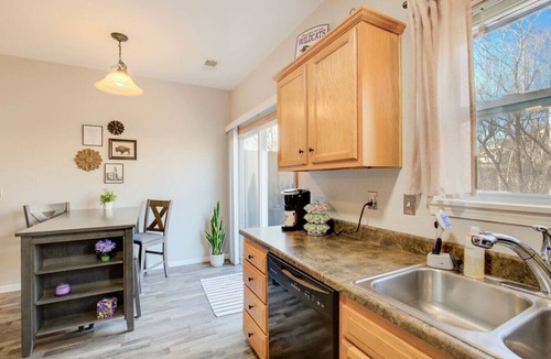 Manhattan Villa | 2 Kings, Workspace, Garage 3bdrm - Pastore`s Place