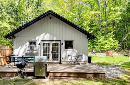 Conway House | 2 Mi to Conway: Cozy Cabin w/Grill & Yard!