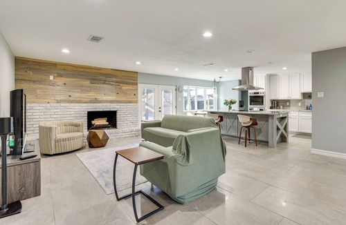 Northwest Dallas House | 2 Mi to Galleria Dallas: Group Retreat w/Yard!