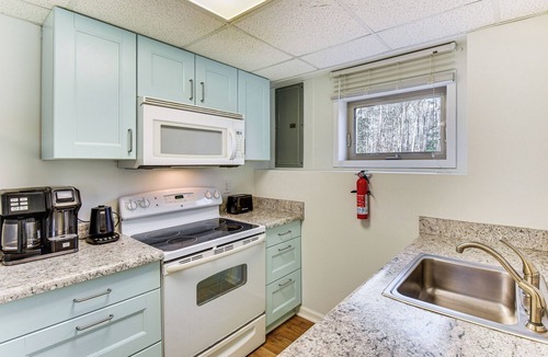 Toccoa Apartment | 2 Mi to Toccoa Falls: Cozy Getaway w/Yard!