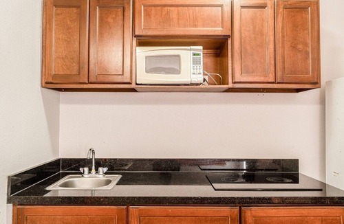 Falfurrias Apartment | 2 Queen Bed|Smk|Falfurrias TX