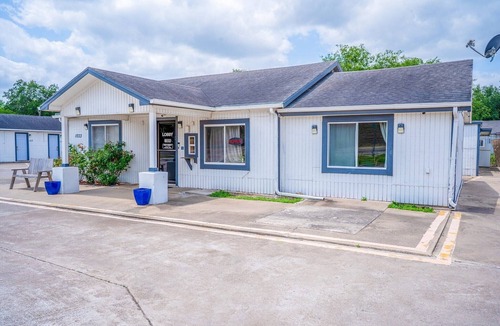 Falfurrias Apartment | 2 Queen Bed|Smk|Falfurrias TX