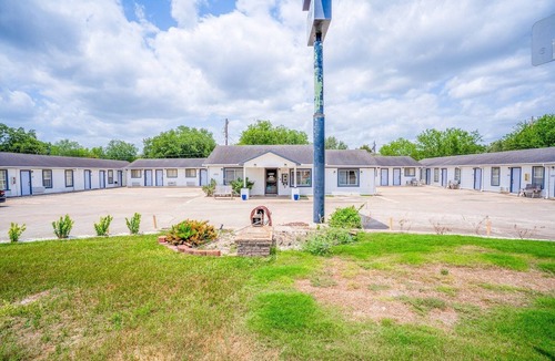 Falfurrias Apartment | 2 Queen Bed|Smk|Falfurrias TX