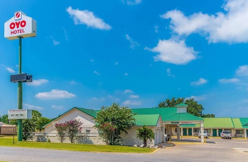 Sweet Home Apartment | 2 Queen Bed Smoking | Yoakum West