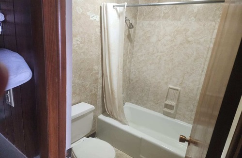 Quinter Apartment | 2 Queen Beds|Non-Smoking