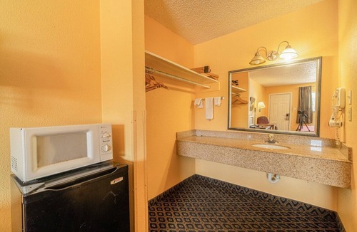 Falfurrias Apartment | 2 Queen Beds Non-Smoking