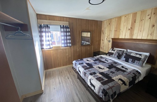 South Fork Cabin | 2 Queen Beds + pullout bed non smoking sleeps 5