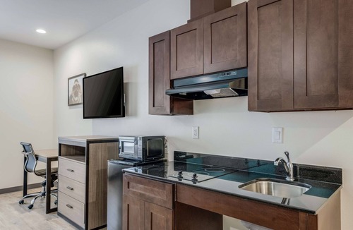 Katy Apartment | 2 Relaxing Units w/Kitchenette, FREE Breakfast & Parking, Near Katy Mills Mall!