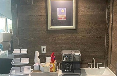 Erie Hotel | 2-Star Hotel ∙ Econo Lodge