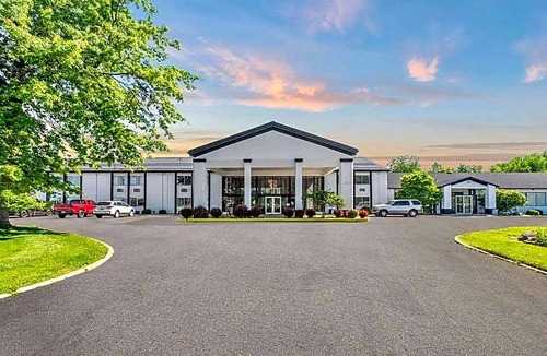 Erie Hotel | 2-Star Hotel ∙ Econo Lodge