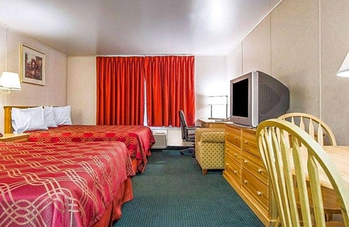 Brunswick Hotel | 2-Star Hotel ∙ Rodeway Inn & Suites Brunswick near Hwy 1