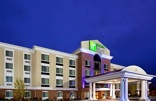 Niagara Falls Hotel | 2-Star Hotel ∙ Holiday Inn Express & Suites Niagara Falls, an IHG Hotel
