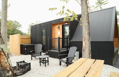 Milroy Cabin | 26 Modern Tiny Home w/Hot Tub! - Modern Tiny Home w/Hot Tub!