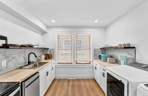 Niagara Falls House | 2700ft2, 6 bdrm, 2 kitchens, mins to Falls, AC, WiFi, sleep 16