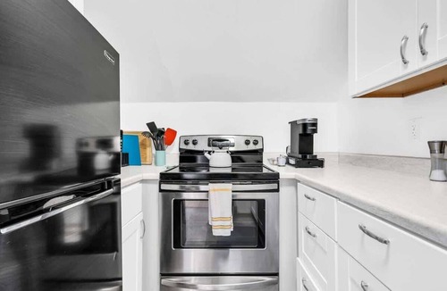Oakdale Apartment | 2BR Apt | Full Kitchen | 10 Min to Old Port