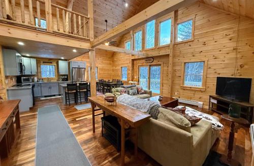 Bethlehem Ski Chalet | 2S New log cabin in Bethlehem - privacy, firepit, great location!