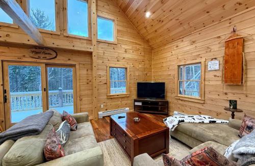 Bethlehem Ski Chalet | 2S New log cabin in Bethlehem - privacy, firepit, great location!