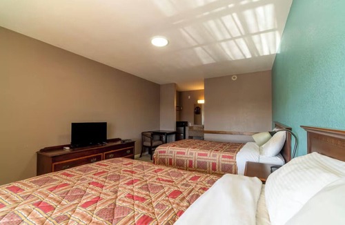 Sweet Home Hotel | 3 Affordable Rooms for Families & Groups | Yoakum Heritage Museum - 1.3 mi away