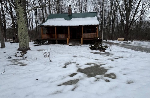 Shore Cabin | 3-bedroom cabin in country setting with AC, WiFi, 15-20 min. to local wineries.