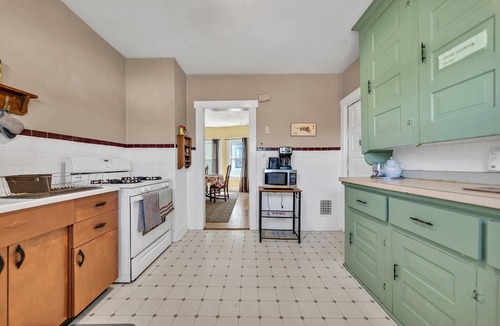 North Buffalo House | 3-Bedroom each with A/C . Parking available .Near Shops & Cafés.