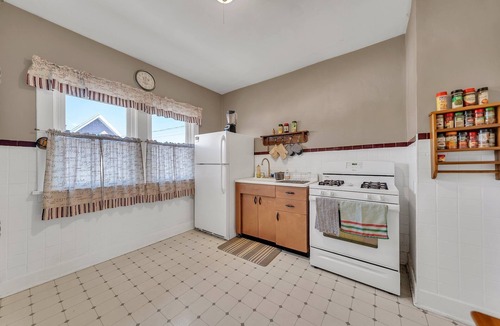 North Buffalo House | 3-Bedroom each with A/C . Parking available .Near Shops & Cafés.
