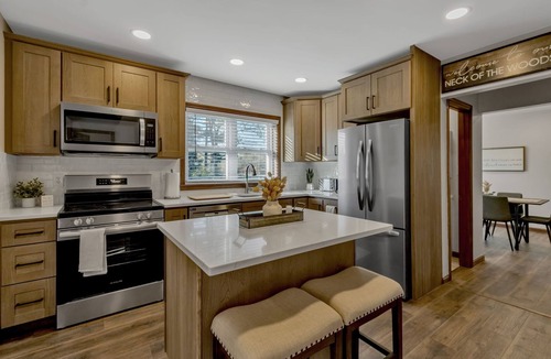 Crittenden House | 3 bedroom fully renovated house in Alden NY sleeps 12!
