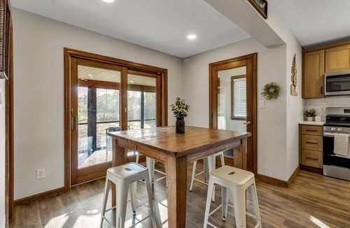 Crittenden House | 3 bedroom fully renovated house in Alden NY sleeps 12!