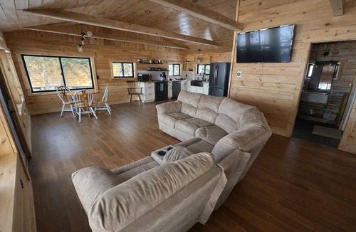 Hudson House | 3 Bedroom Waterfront Cabin on Little Pushaw Pond