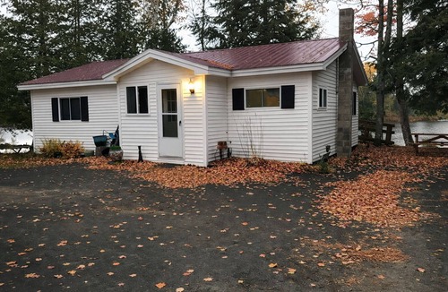 Hudson House | 3 Bedroom Waterfront Cabin on Little Pushaw Pond