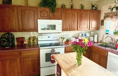 Ashtabula House | 3-beds home in pleasant Lakeshore Park neighborhood with AC for relaxing stay