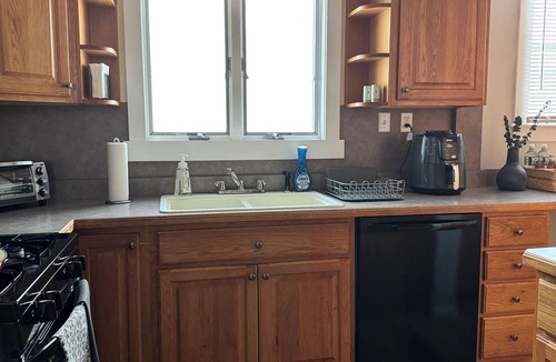 Utica House | 3 BR near Utica Uni., NEXUS & Wynn~ Fire Pit & Grill