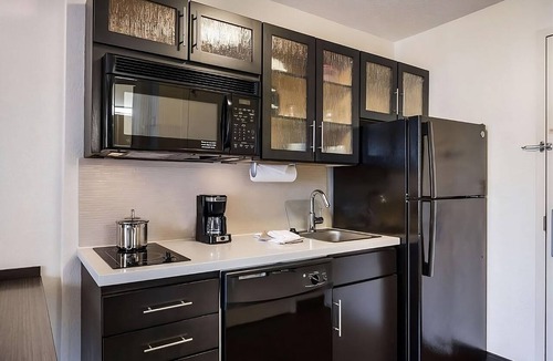 North Olmsted Hotel | 3 Convenient Units Perfect for Families & Groups, Pets are Allowed