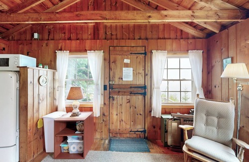 Northport Cabin | 3 Mi to Beach! Bay-View Northport Log Retreat