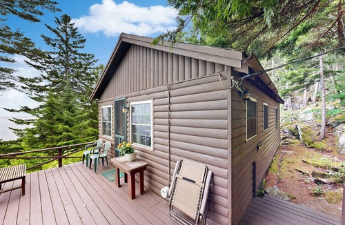 Northport Cabin | 3 Mi to Beach! Bay-View Northport Log Retreat