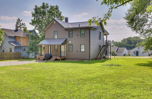 Youngstown Apartment | 3 Mi to Downtown Youngstown: Apt w/Deck!