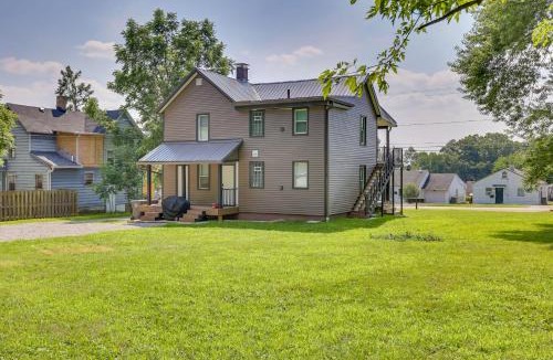 Youngstown Apartment | 3 Mi to Downtown Youngstown: Apt w/Deck!