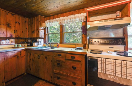 Stockton Springs Cabin | 3 Mi to Hiking & Beaches: Rustic Maine Cabin