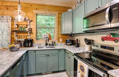 Cullowhee Cabin | 3 Mi to Lake Glenville: Cullowhee Cabin w/Hot Tub