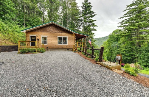 Cullowhee Cabin | 3 Mi to Lake Glenville: Cullowhee Cabin w/Hot Tub