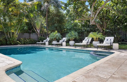 Dolphin Isles House | 3 minutes walk to the Beach Family Vacation Home with Private Pool and Jacuzzi
