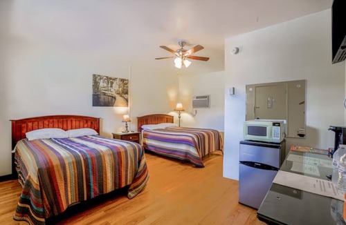 Short Creek Hotel | 3 Modern Double-Bed Rooms Close to Cadiz Activities & Restaurant | Free Parking
