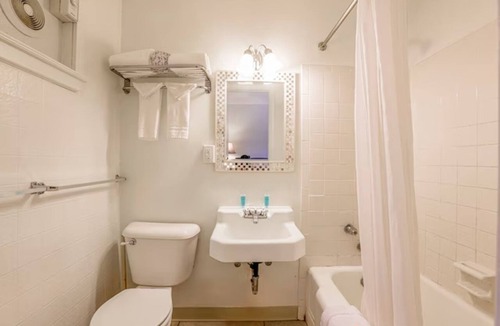 Short Creek Hotel | 3 Modern Double-Bed Rooms Close to Cadiz Activities & Restaurant | Free Parking