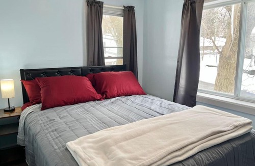 Johnson City Apartment | 3 Queen Beds-Walk to UHS-Near BU-Crews Welcome.